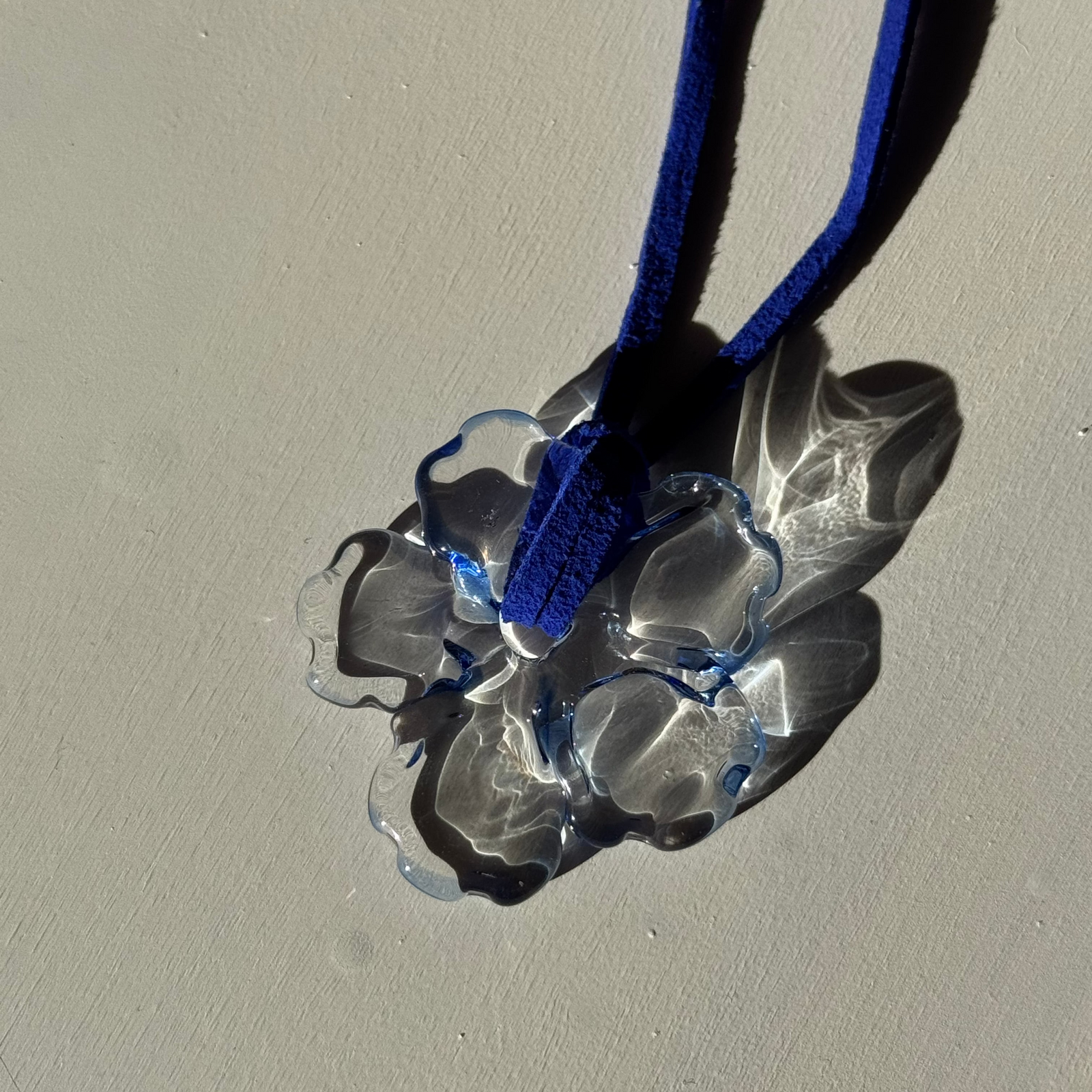 Flora azul – joya de vidrio hecha a mano, Boira (foto 1)